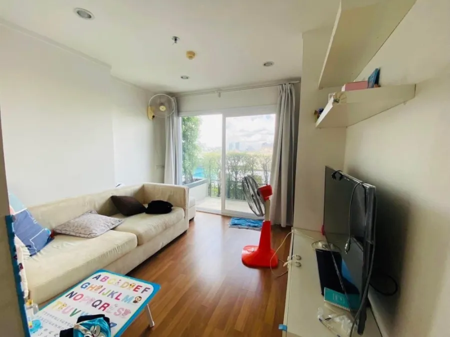Lumpini Place Suksawat-Rama 2 for sale, spacious room, pool view, with big screen TV, watch movies to your heart's content, don't miss it.
