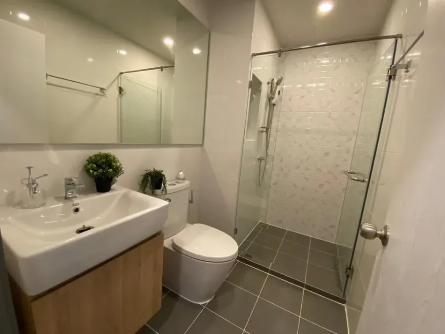 For rent: Chewathai Pinklao, 12th floor, with view of Rama VIII Bridge. Fully furnished. Don't miss out!
