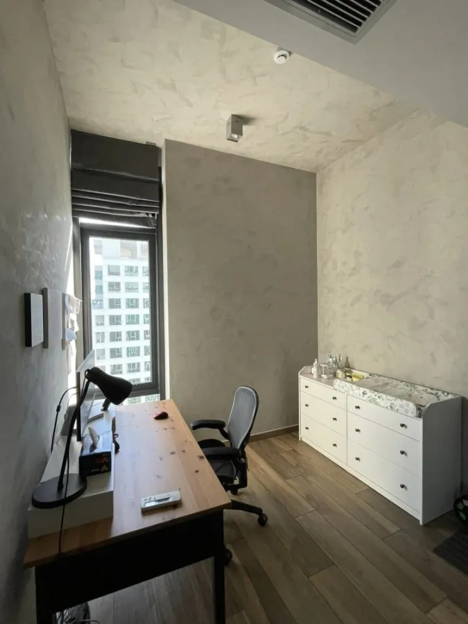 For sale or rent The Lofts Asoke , fully furnished, ready to move in, high view, wide balcony, not hot room, book now.