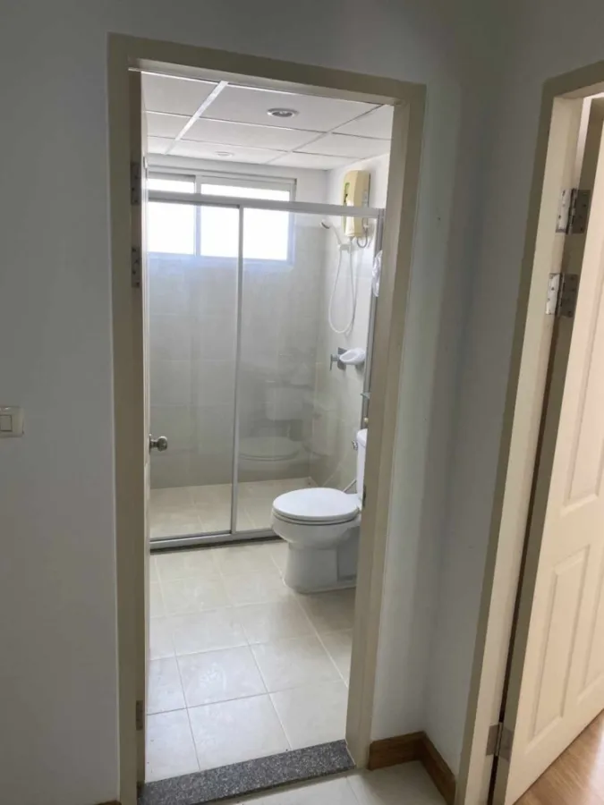 Condo for rent, Supalai Park Asoke-Ratchada, spacious room Lots of usable space The price is affordable. Hurry and reserve now.