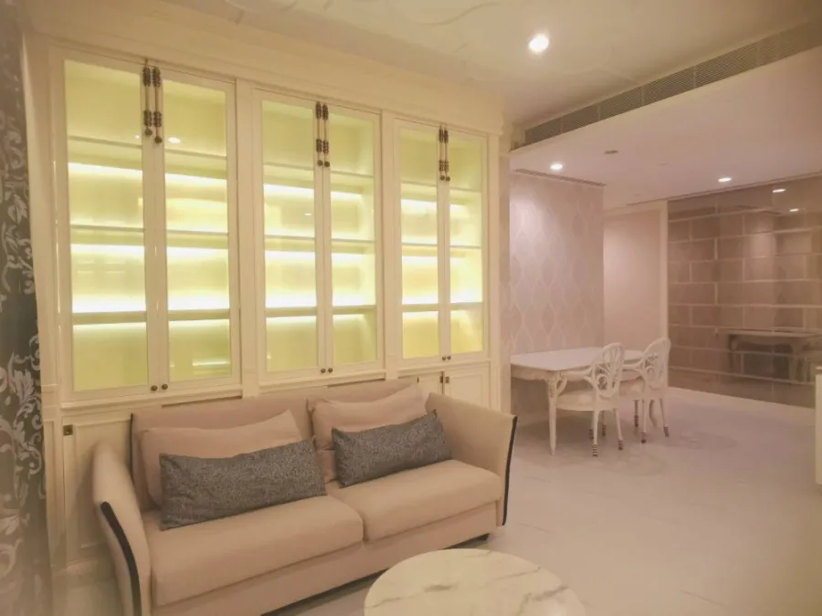 Condo for rent 185 Ratchadamri, room with view of Lang Suan Road, shady, decorated in French style.