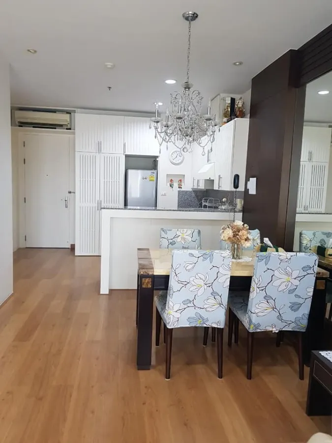 For rent, Baan Klang Krung, Siam-Pathumwan, 2 bedrooms, big sofa, sitting very comfortable. Plus all electrical appliances. Must reserve.