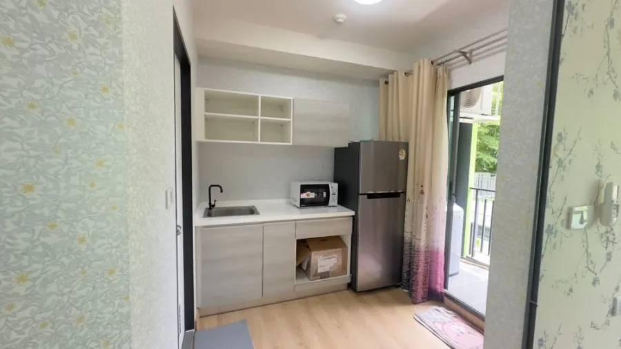 For sale or rent: Grene Donmuang-Songprapha, 2nd floor unit. High-quality wallpaper and all appliances included. Book now!
