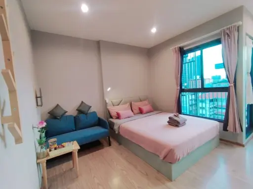 Condo for rent: The Tree Hua Mak Interchange. Separate rooms into sections. Complete with furniture and electrical appliances!!