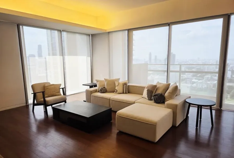 For rent: Hansar Rajdamri. Spacious room with ample living space, fully furnished, and with a private elevator. Book now!