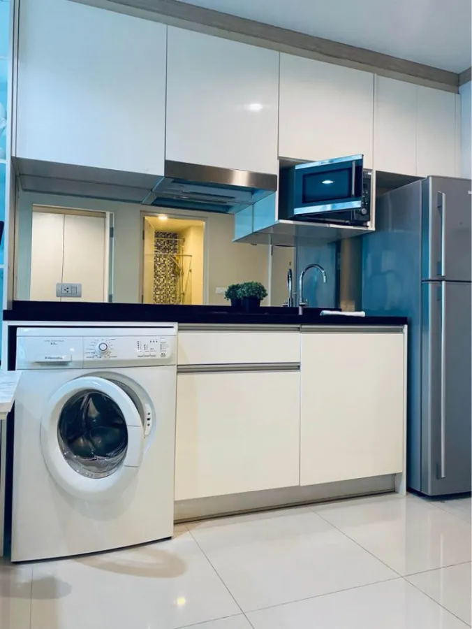 Metrosky Ratchada for rent, beautiful room, modern decoration, perfect fit, great pool view Book and you won't regret it. Hurry up.