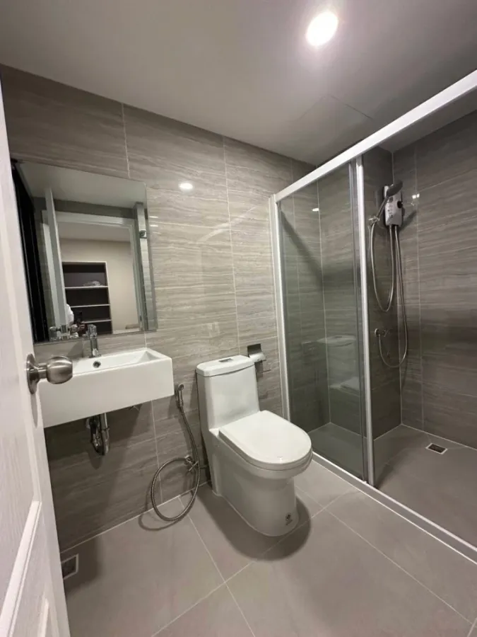 For rent: The Indy Condo, Amata, pool and garden view room, good atmosphere, not hot, open view, not blocked by buildings, view from both the bedroom
