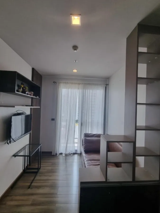 For rent, Seal by Sansiri Ekkamai, corner room, not crowded. The bedroom has good built-ins. Lots of storage space.