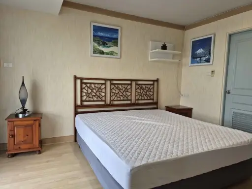 For rent: The Waterford Diamond Sukhumvit 30/1, very high floor room, plenty of usable space, fully furnished, very worth booking.
