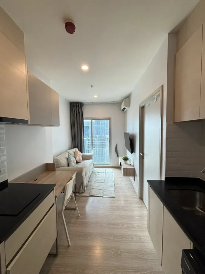 For sale or rent: Noble revolve ratchada, room on a very high floor (23rd floor), great breeze, ready to move in, complete with electrical appliances.