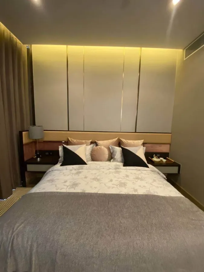 For rent, The Esse at Sigha Complex, very beautiful room, very livable, great built-ins, can't make a reservation like this.