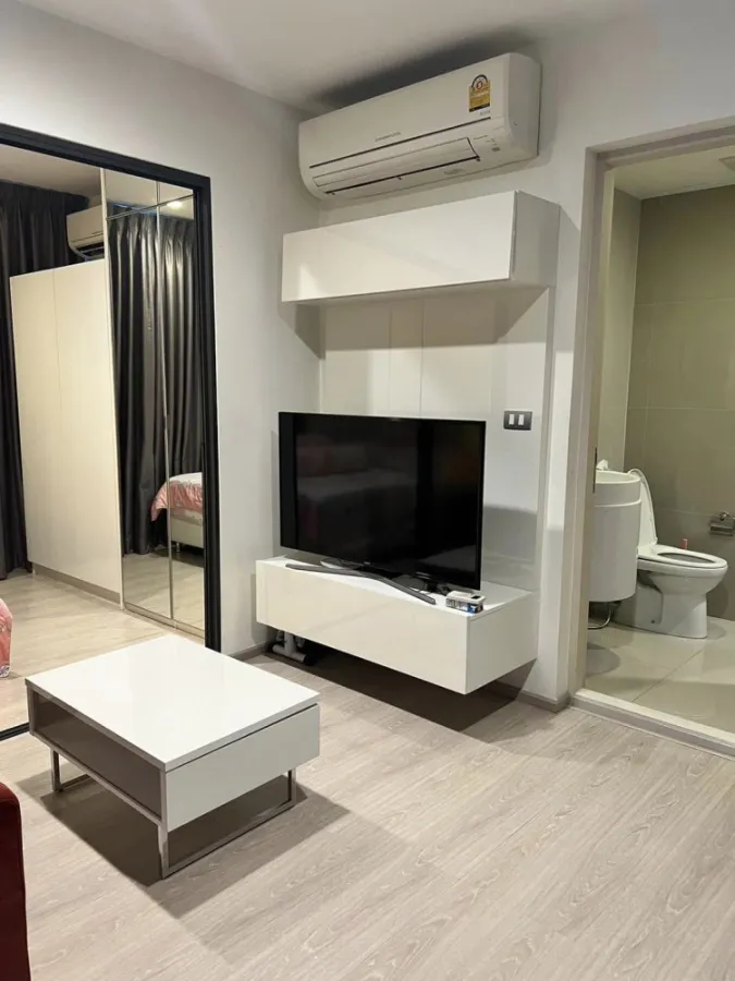 For rent: Rhythm Asoke 2, 27th floor, highest floor, city view, very good atmosphere, very clean and tidy room, don't miss it.