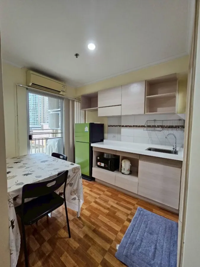 Condo for rent, Lumpini Place Ratchayothin, room with wallpaper throughout the room, very good price, hurry up and reserve it, don't miss out.