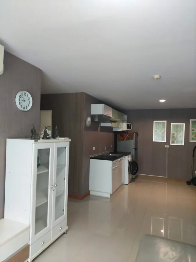 ขาย The Link Sukhumvit 64 ชั้น 2 ห้องกว้างขวาง มาพร้อมโซฟาหนังนั่งสบายสุดๆ จองด่วนๆ เลยจ้า