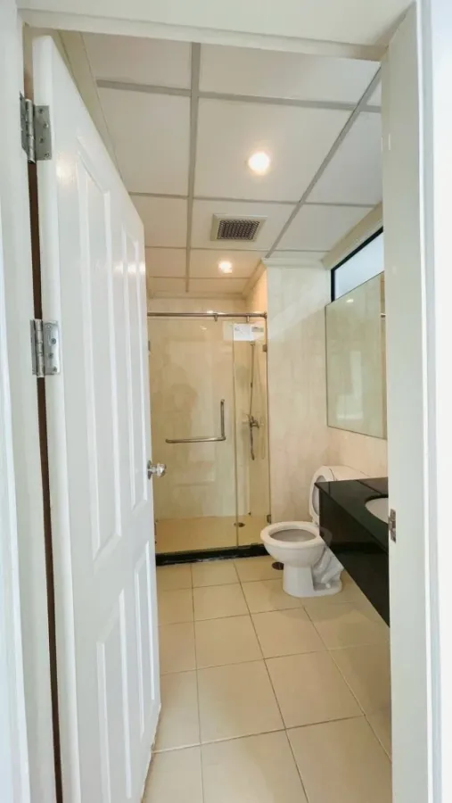 Condo for sale or rent, Supalai Premier Place Asoke, corner room, balcony facing southeast.