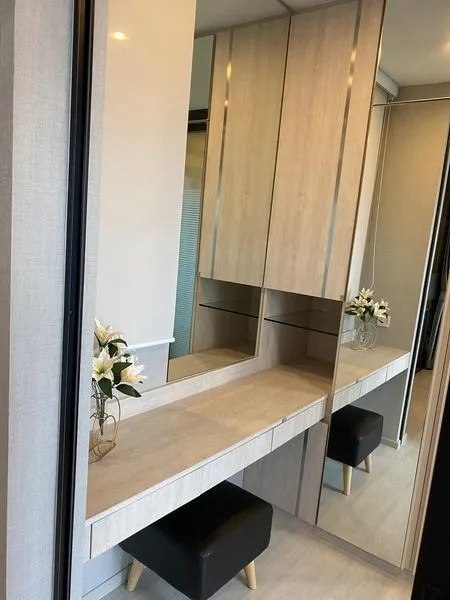 For rent, sale, life asoke, decorated room, ready to move in, fully built-in, 10th floor, Rama 9 view, if you don't book, you will regret it.