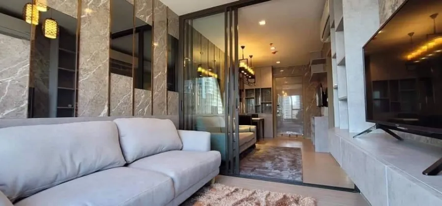 Condo for sale: Life Asoke Rama 9, decorated room, ready to move in. Complete set of furniture, built-in, very good. Hurry and reserve quickly.
