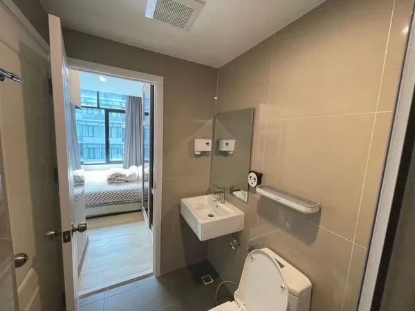 For rent: The Indeed Condo Amata, 4th floor, great view of the pool. The room is well decorated, low price, book now.