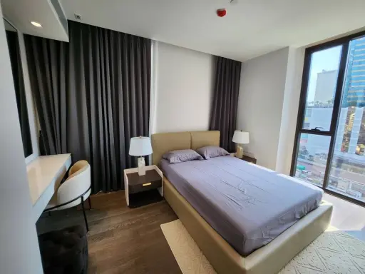 For rent, Muniq Sukhumvit 23, 2 bedrooms, 2 bathrooms, super spacious room. You can raise animals too. If interested, hurry up to reserve it.
