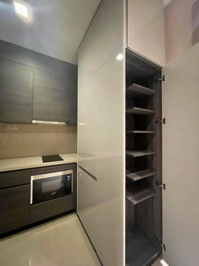 For rent: The Esse Asoke, electric sofa that can be reclined, ceiling height 3 meters, plus a good bathtub. Hurry and reserve it quickly.