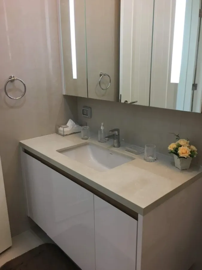 Condo for rent, Q Langsuan, large room, partitioned, beautifully decorated, comfortable to live in. Book first, get first.