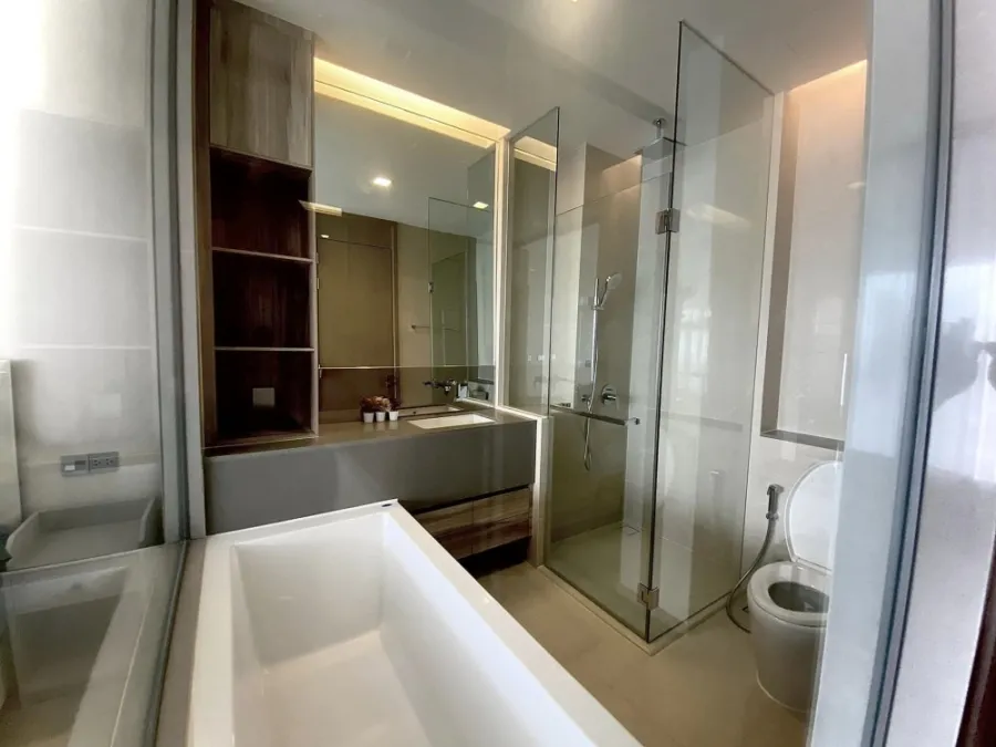 For rent: The ES Asoke, the room is not cramped, lots of usable space, 32nd floor, very high, amazing city view. You will regret it if you miss it.