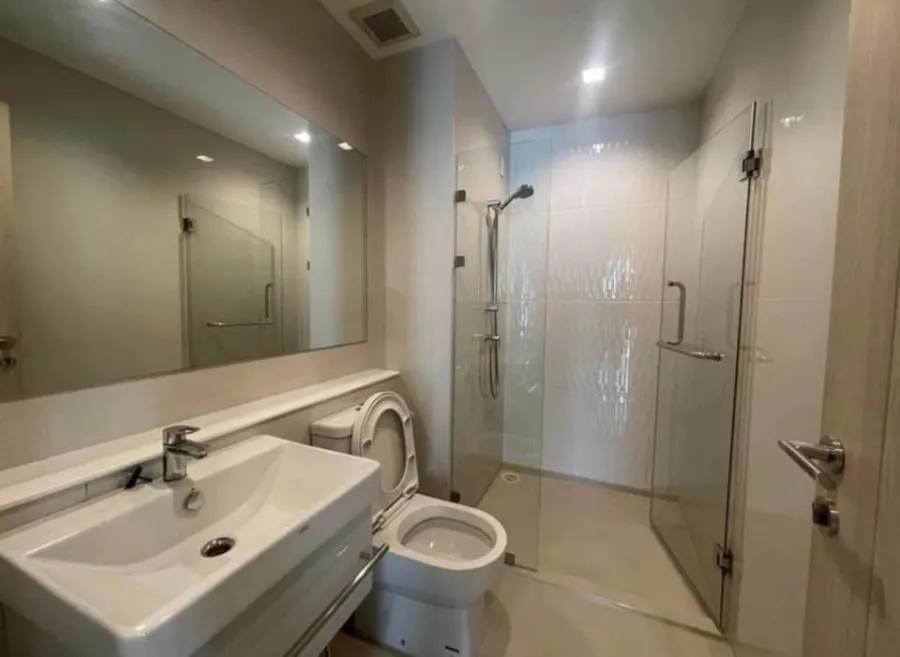 For rent or sale!! Condo Life One Wireless, a luxury condo located on Wireless Road, near Central Embassy and BTS Ploenchit!!