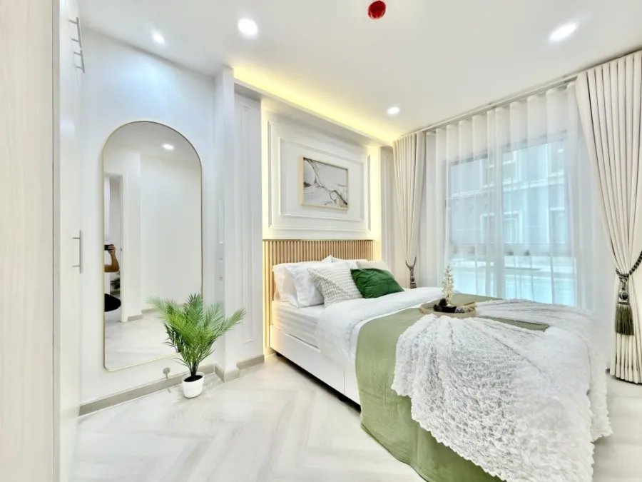 Selling Plum Condo Chaengwattana Station, Phase 2. Features include moisture-resistant and termite-proof SPC flooring, built-in cabinets for organized