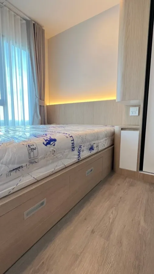 For rent: Regent Home Wuttakat, 35th floor. Beautiful room with complete furnishings. Book now!