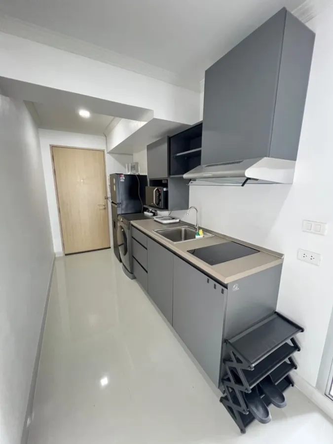 Condo for rent, My Resort Bangkok, built-in TV cabinet. Corner room, very private space, don't miss it.