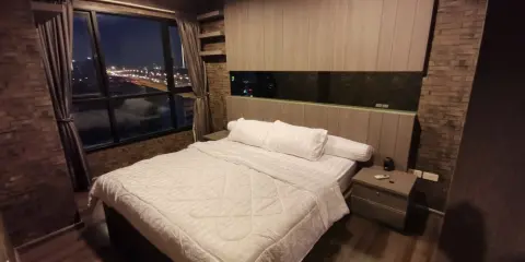 ขาย ให้เช่า The Base Park West (Rare Item) ห้องมุมดีที่สุดของชั้น วิวสระ