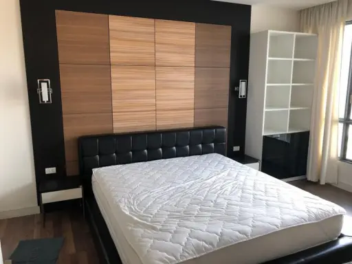 For rent, The Room Sukhumvit 62, private corner room, garden view, swimming pool, good view.