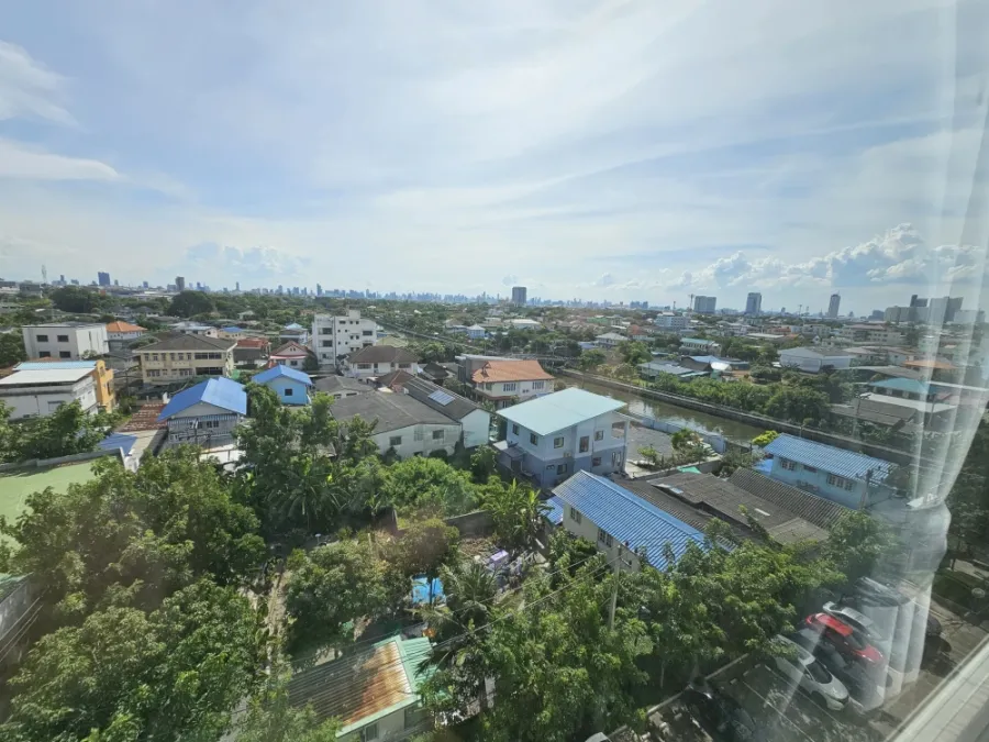 For sale: Lumpini Ville On Nut–Phatthanakan, corner unit with privacy, fully furnished, swimming pool view. Reserve now!