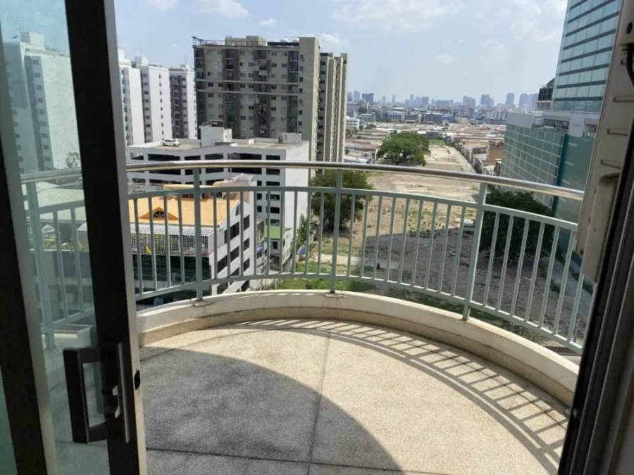 Condo for rent, Supalai Park Asoke-Ratchada, spacious room Lots of usable space The price is affordable. Hurry and reserve now.