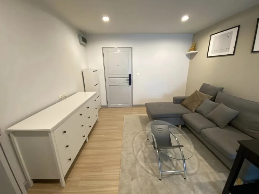 For sale: The Niche Sukhumvit 49, complete with furniture and electrical appliances, great price, reserve now, hurry!