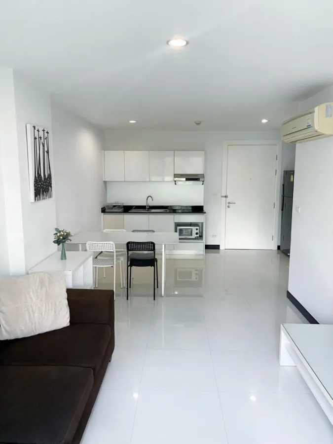 Sell and rent Voque Sukhumvit 16, very spacious room decorated in clean white tones. The price is very pocket-friendly. Must book now.