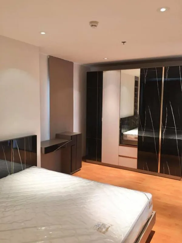 For rent The President Sathorn-Ratchapruek. The room is beautifully decorated, luxurious, black and white pattern tone, good view, fully furnished, ready to move in.