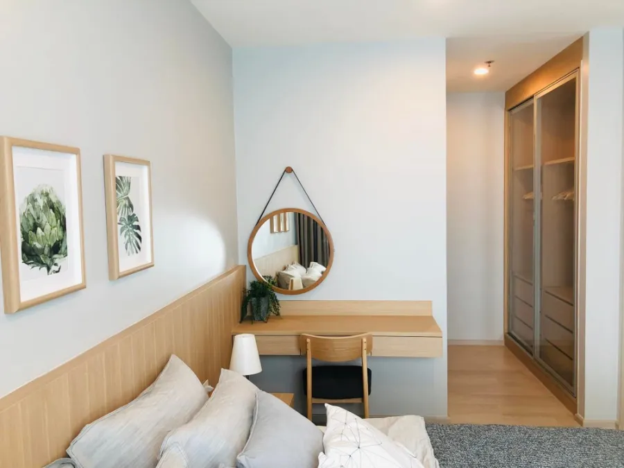 For rent Life Asoke, 15th floor, corner room, south, Asoke view, clear view, beautiful room, very livable, book now, don't wait.