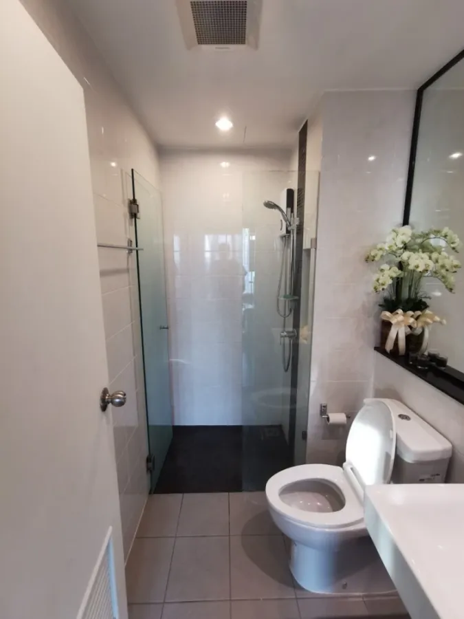For rent: The Tree RIO Bang-Aor Station, 33rd floor, Rama VIII Bridge view, fully furnished, very livable. Book now!