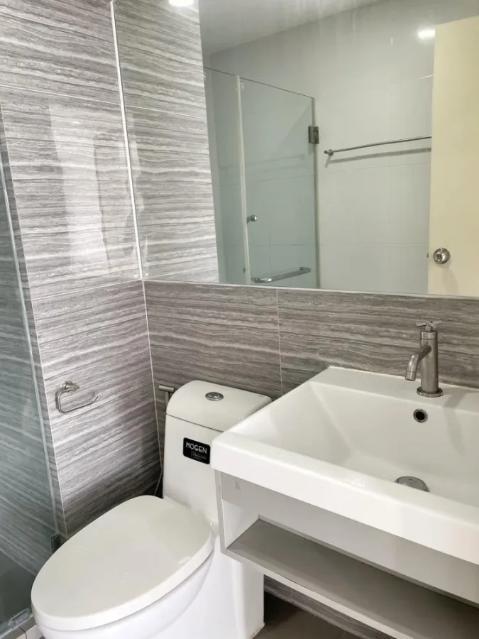 For rent: Kensington Phahonyothin 63. Room divided into sections. Good furniture Make a reservation and you won't be disappointed. ​