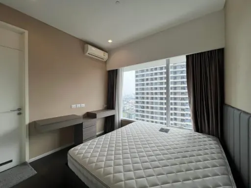 For rent: The Saint Residence, 2 bedrooms, 2 bathrooms, 26th floor (very high floor), with views of Chatuchak Park from both bedrooms. Grab it while y