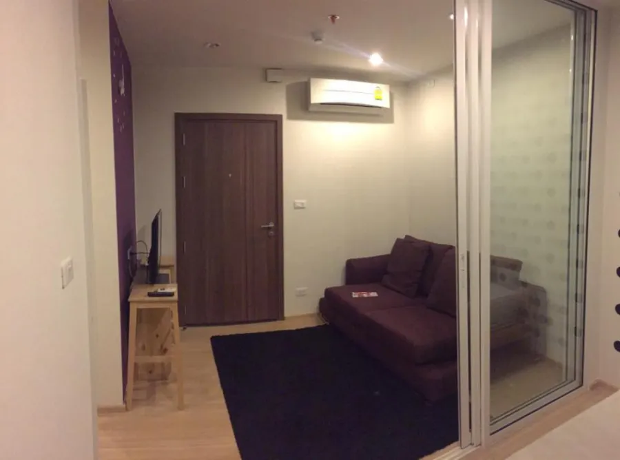 For rent, The Base Chaengwattana, this room is new, fresh and hot. Beautiful room, clean, good view, fully furnished. Don't wait, book now.