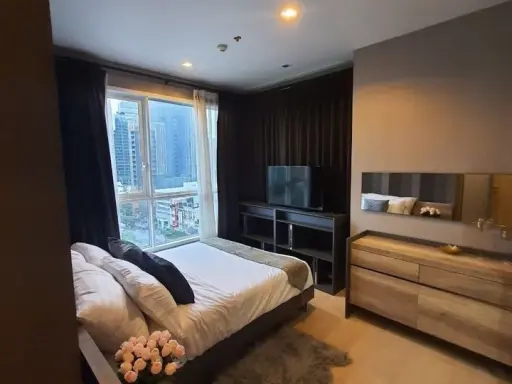 For rent HQ Thonglor, very spacious room, fully built-in, wallpaper installed throughout the room. If you don't reserve, you'll miss a lot.