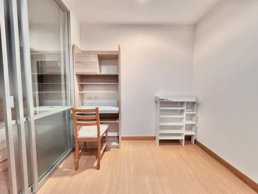 Condo for rent at Lumpini Ville Onnut-Pattanakarn. Nice, well-partitioned unit with separate zones. Book now, don't miss out!