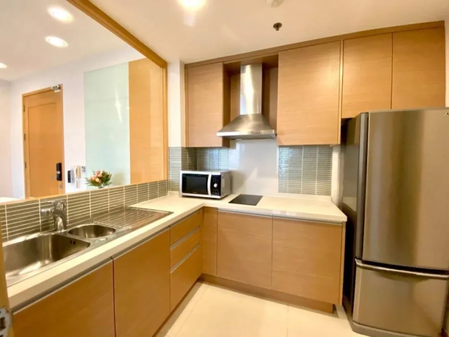 For rent: The Emporio Place, high floor, east facing, panoramic view of the sky and river, good wind, good sunshine.