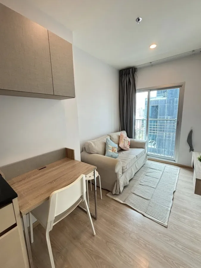 For sale or rent: Noble revolve ratchada, room on a very high floor (23rd floor), great breeze, ready to move in, complete with electrical appliances.