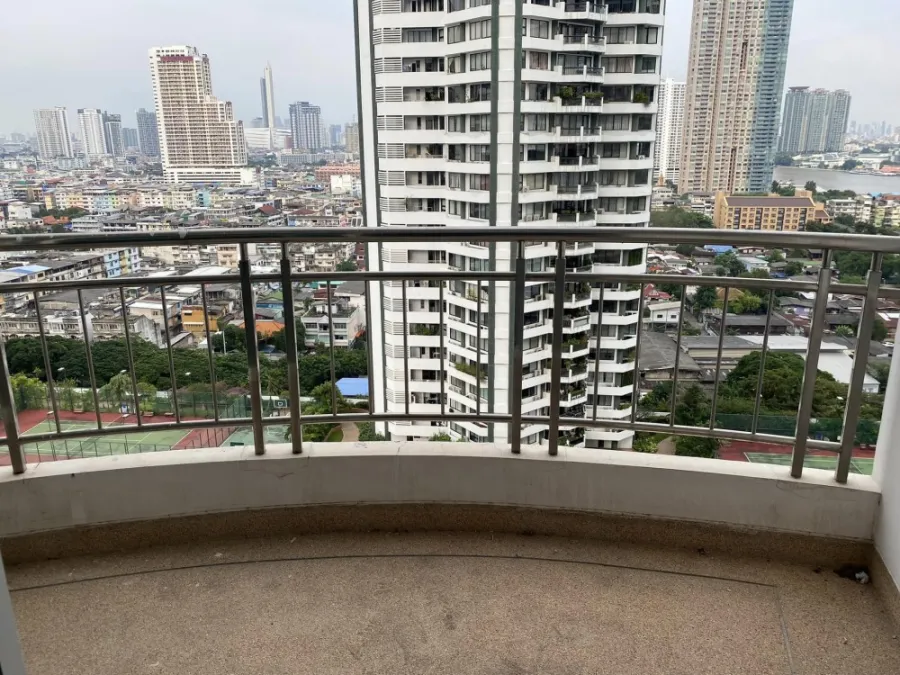 For rent Supalai River Resort Charoen Nakhon, empty room, wide area, balcony, view along the Chao Phraya River.