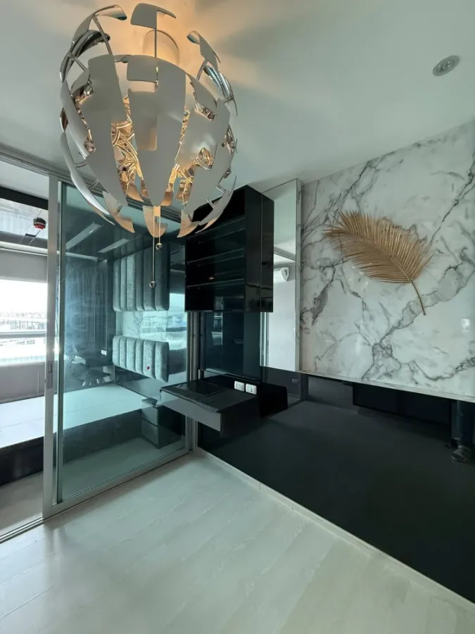 Selling a beautifully decorated condo at Aspire Ladprao 113. High-quality built-in furniture. Amazing price! Own it today! Don't wait!