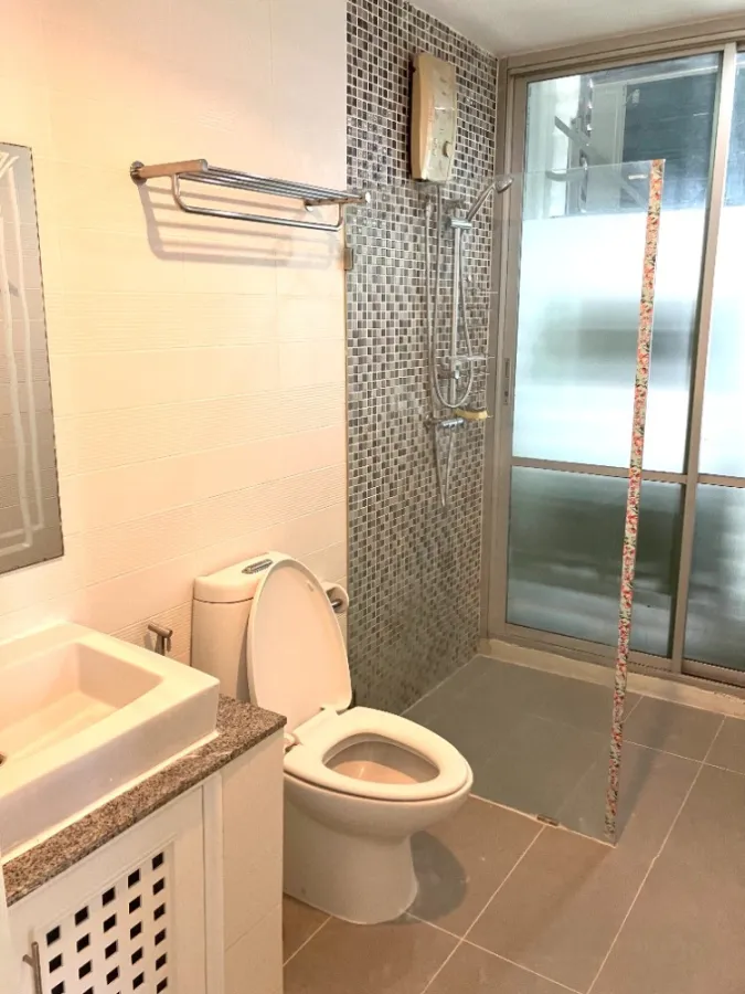 For rent, The Iris Rama 9-Srinakarin, 2 bedrooms, 4th floor, corner room, fully furnished, ready to move in, book now, hurry up.