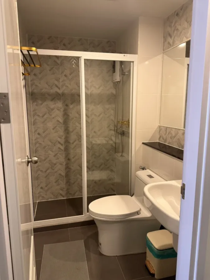 For rent: Regent Home Bangna, beautifully decorated room with a stylish built-in headboard, fully furnished, reserve now!